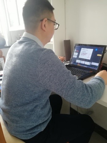 点击并拖拽以移动