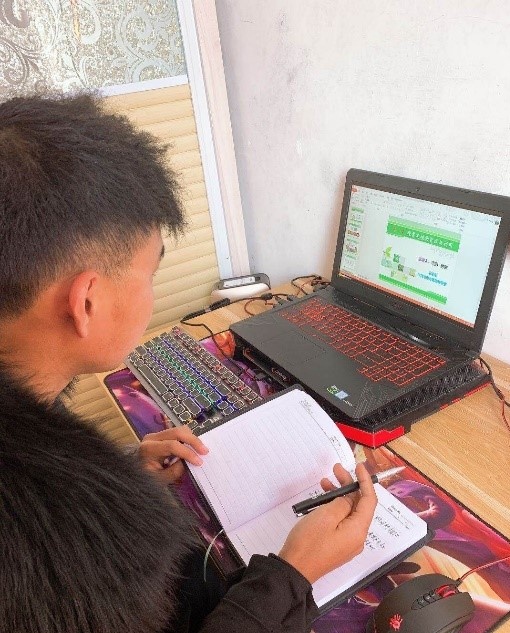 点击并拖拽以移动